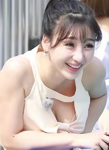 柳岩俏娇性感的一面远远超出了45岁女人尴尬年龄的界限，一切都是可爱真诚而自然。