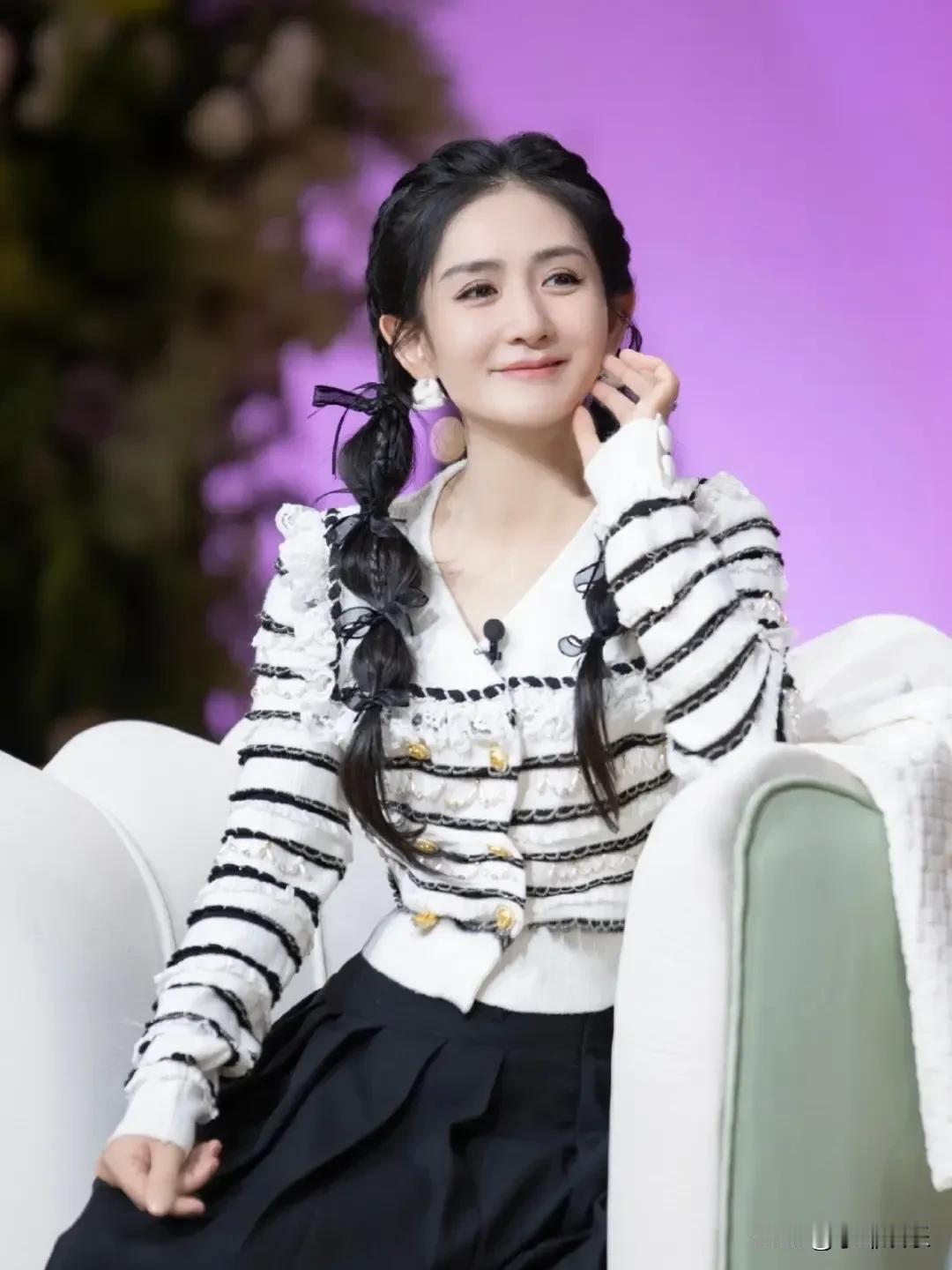 谢娜想当年可是挂历美人呢！你是不是没有想到，她五官比较大气，笑起来真的很可爱，张