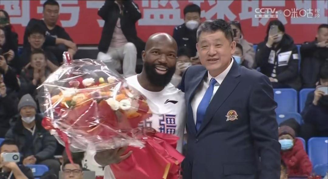 琼斯今晚回家，吉林男篮举行致敬仪式，孙军亲自送上鲜花，场面颇为温情。你觉得琼斯算