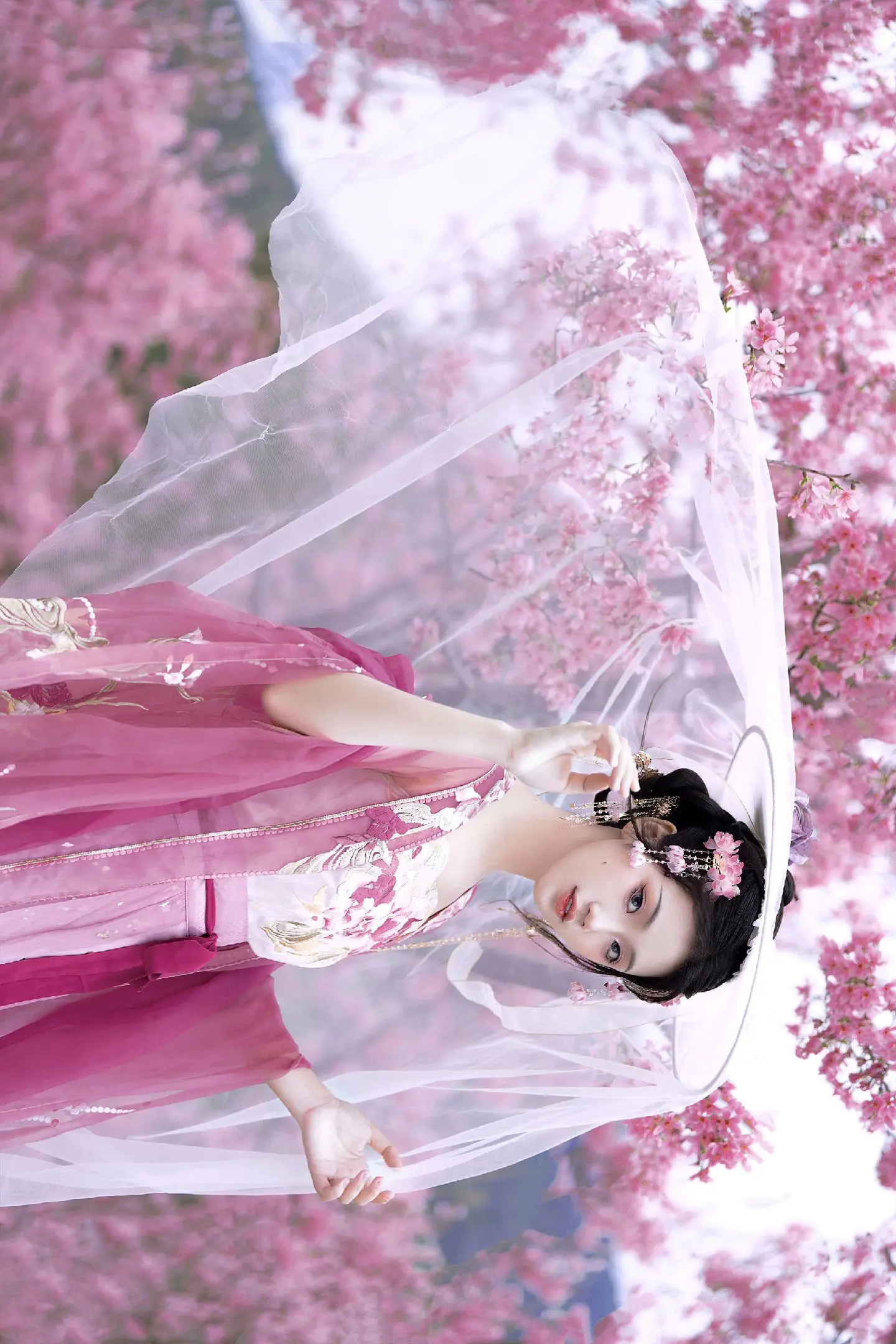 像是百花撞了春风。