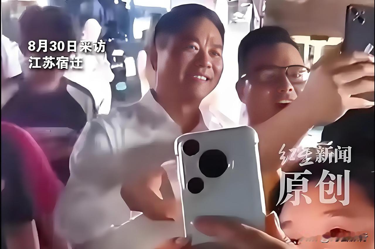 刘强东明明是亿万富豪，但是一点也不像老板，我觉得跟农民工兄弟一样。

你看，东哥