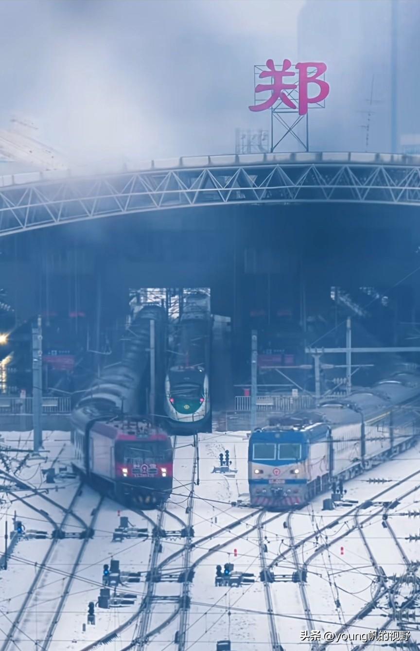 火车迷拍摄的郑州站的这一幕真的帅呆了。在一个大雪天里，郑州站依然保持了客运的繁忙