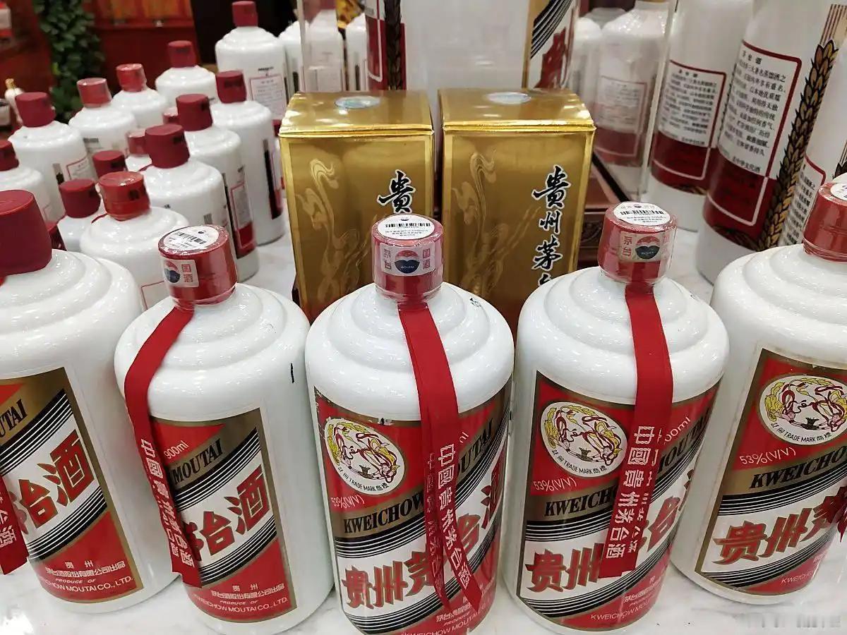 新疆乌鲁木齐，男子到烟酒行买了2瓶飞天茅台酒准备宴请朋友，共花了5400元。可朋