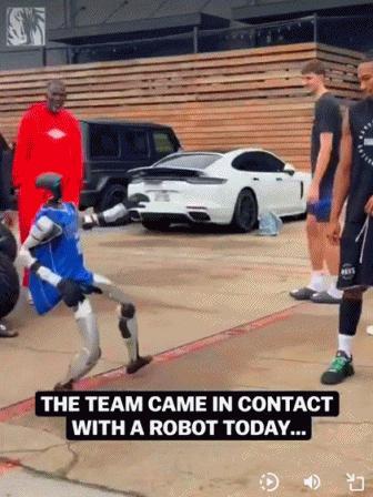 欧文霸凌机器人送队友高尔夫球车🚘这是要复出的节奏吗！
效仿东契奇吗？独行侠球星