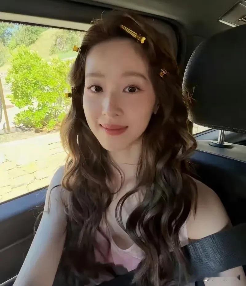 刘强东娇妻章择天又晒美照了，颜值依然跟当初一样，光鲜亮丽，只是多了几分成熟韵味，