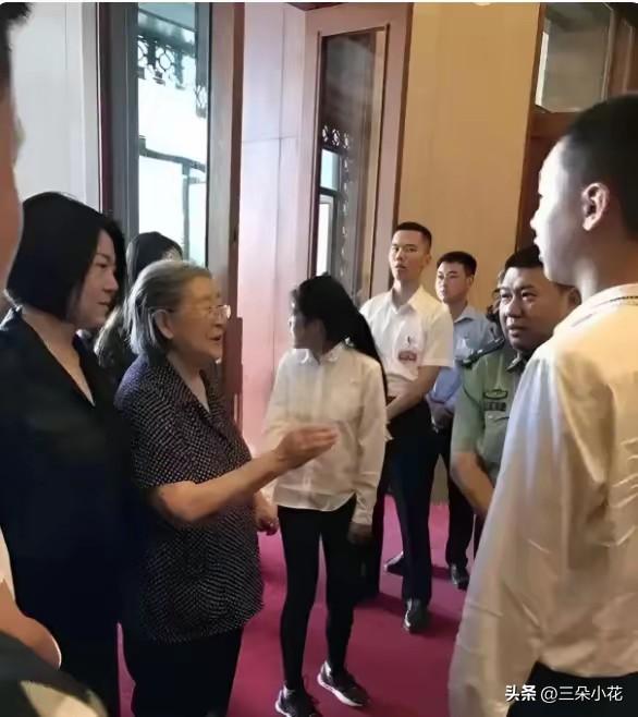 李敏和女儿在纪念堂偶遇侄孙毛东东。看着眼前一米八、高大英俊且神似主席年轻时的孩子