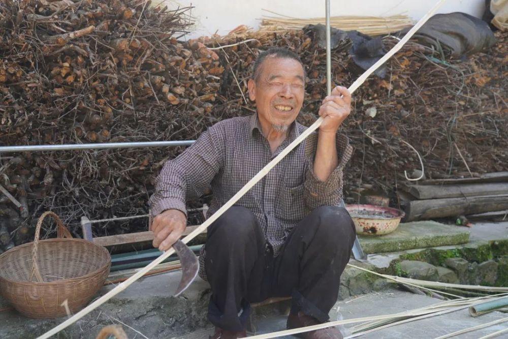 【亲人记忆】爷爷的一生短暂而悲惨，以至于留在我们后人记忆里的片段屈指可数。
爷爷