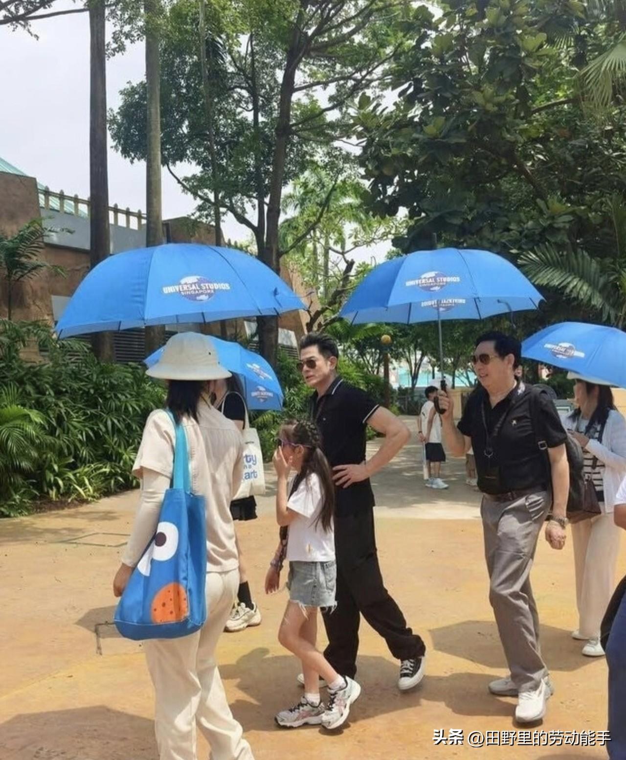 2026年8月10日，新加坡环球影城，61岁的郭富城带着女儿和岳父岳母逛园区。5