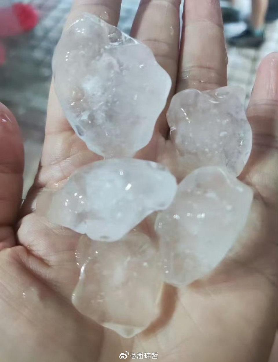 突发！广州遭遇冰雹天气，多地出现砸损情况
 
今日广州突发强对流天气，多地迎来冰