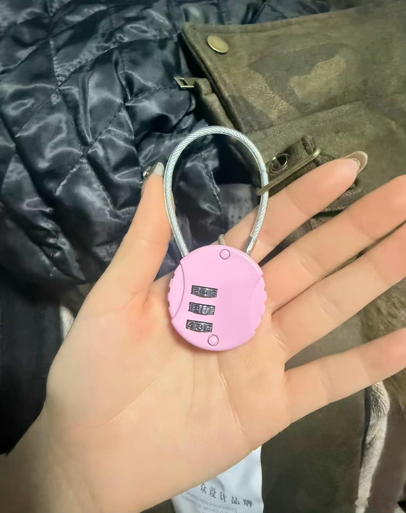 哈哈哈，确实绝，为了防止蹭穿的人恶意退货，现在已经有商家开始给衣服上锁了，确认收