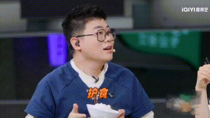 满厨这道葱烧海参勾芡那个亮度，隔着屏幕都想拌饭。吕严本来想安安静静吃一碗，结果筷