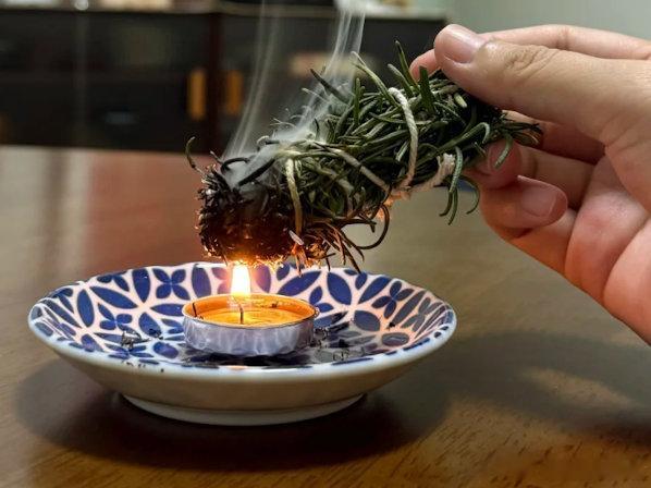 原来你们都是这样缓解焦虑的花开中国迷迭香不只是一株草，更是一种生活态度的隐喻。它