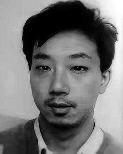 1980年，17岁的张明高窝厂房旮旯，拿铁管磨要命的东西。这崽子爹妈走得早，想顶