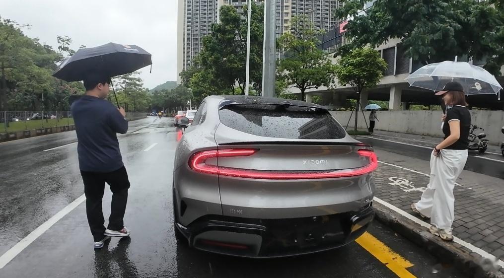 冒雨来嘚瑟新提的小米yu7 ，刚去开了一圈，跟su7真的完全不一样。。。  ​​