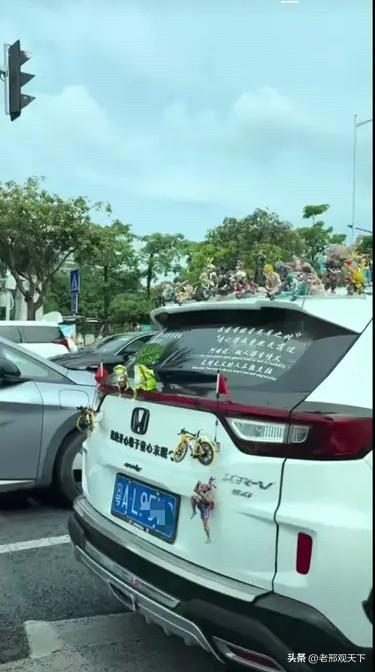 我要举报！

这辆车严重“超载”。

据我目测，除车里3人，车上起码还载有81个