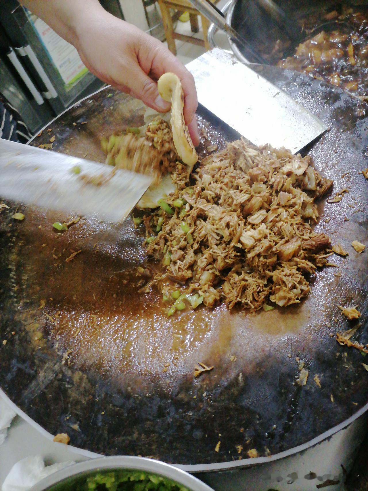 德州陵县很出名的小吃：鸡肉丸子.肉夹馍，你吃过吗？每天都排很长很长的队，早上不到