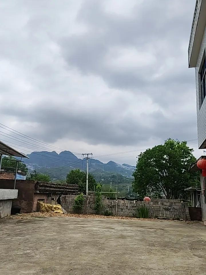 天黑沉沉的，这是要下大雨的节奏呀！你们那里也下雨吗？今天也也下雨了 下班时的大雨