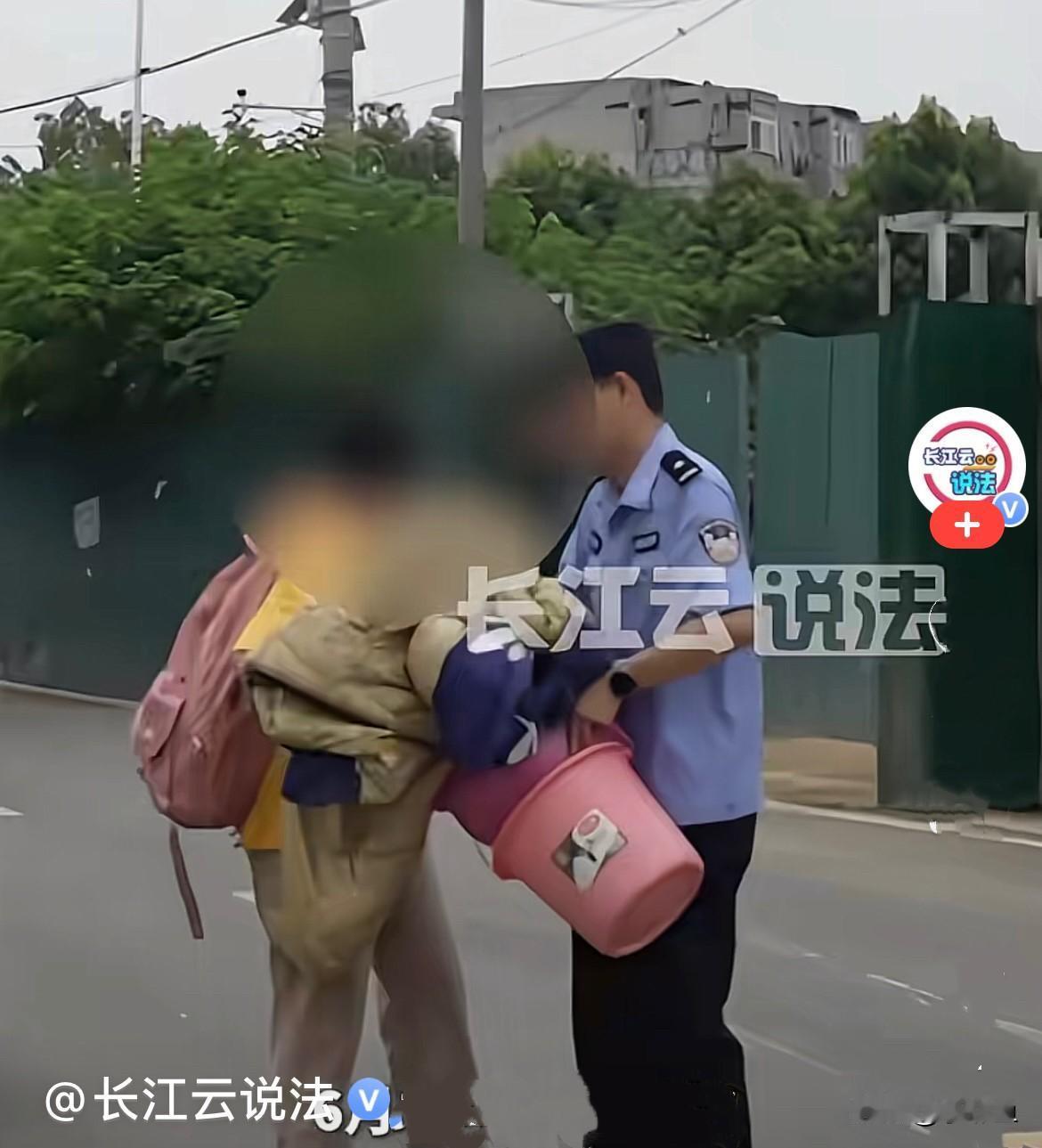 近日，武汉黄陂区初三女生小敏迎来毕业，打包好了初中三年积攒下来的书本与生活用品，