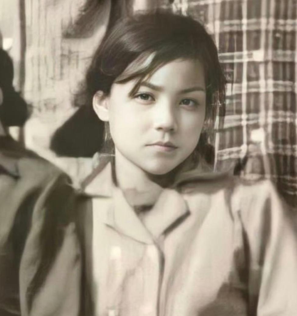 1983年的美女，谁认识？
本来以为这是邓紫棋，可那时候她还没出生呢
其实这是年