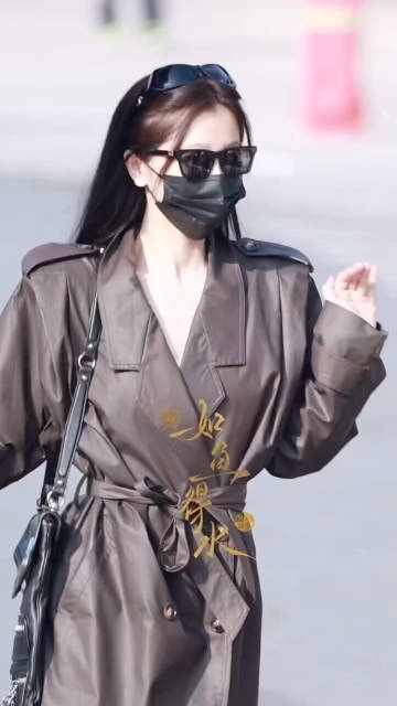 虞书欣特工妈咪 虞书欣皮衣搭配尖头靴，我的特工妈咪 