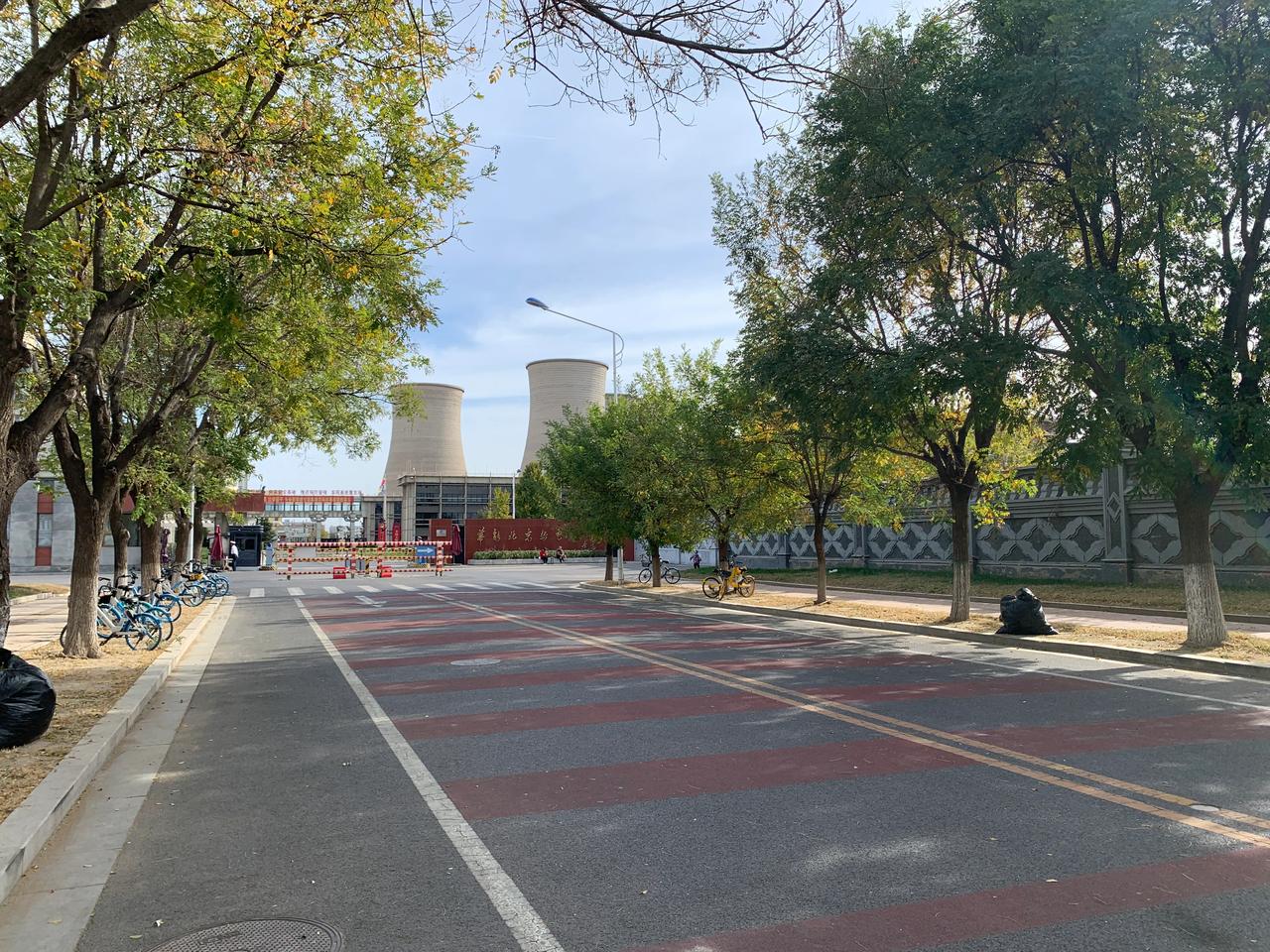这就是给北京供暖的主力热电厂，近距离瞧瞧真容。只要开车路过东五环谁都看到过最显眼