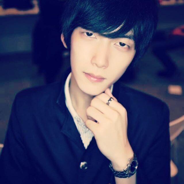 我去，周叔以前是走阴湿男鬼那种风格的吗感觉一点进来bgm就响起了：玫瑰花的葬礼～