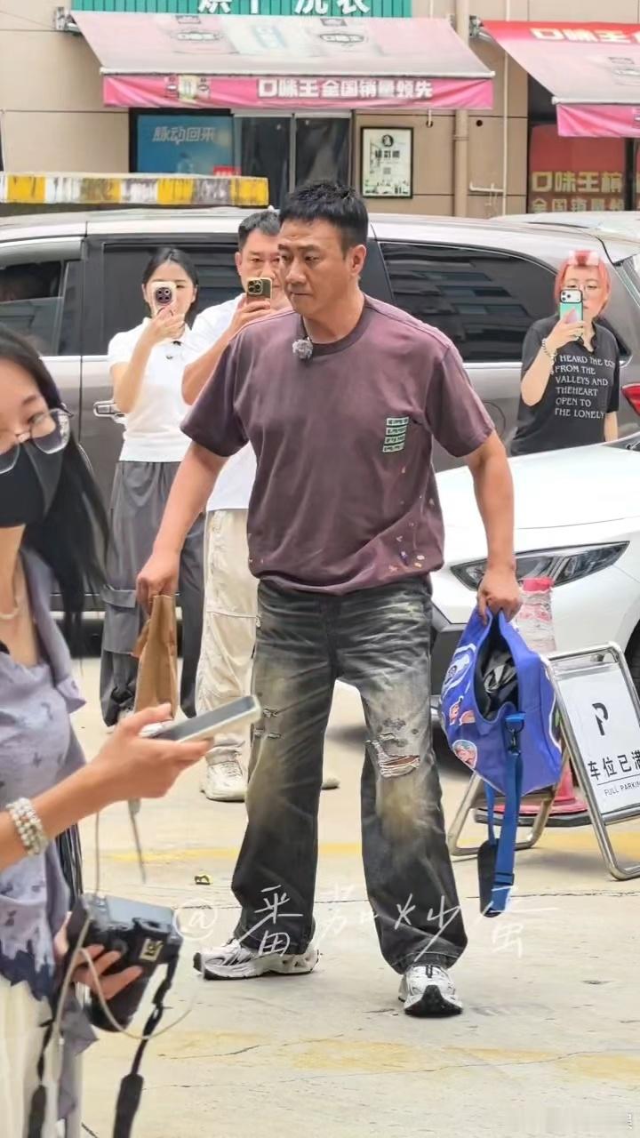 胡军让陈哲远粉丝先去吃饭 胡军大哥这波操作真的太圈粉了！他不仅把陈哲远照顾得妥妥