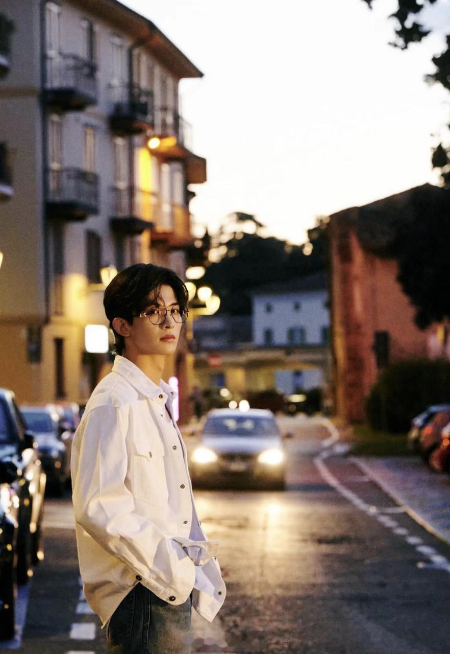 常华森这手我先抱走了 谁来懂一下常华森戴着金丝眼镜抬手这一下，腕间的红绳随着手部