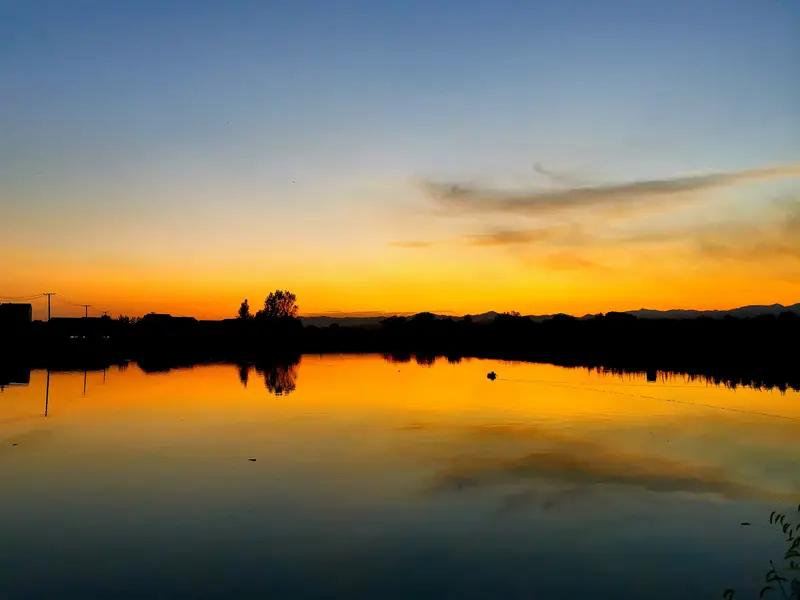 上联：千山迎旭日，诚邀下联秋水送晚霞。