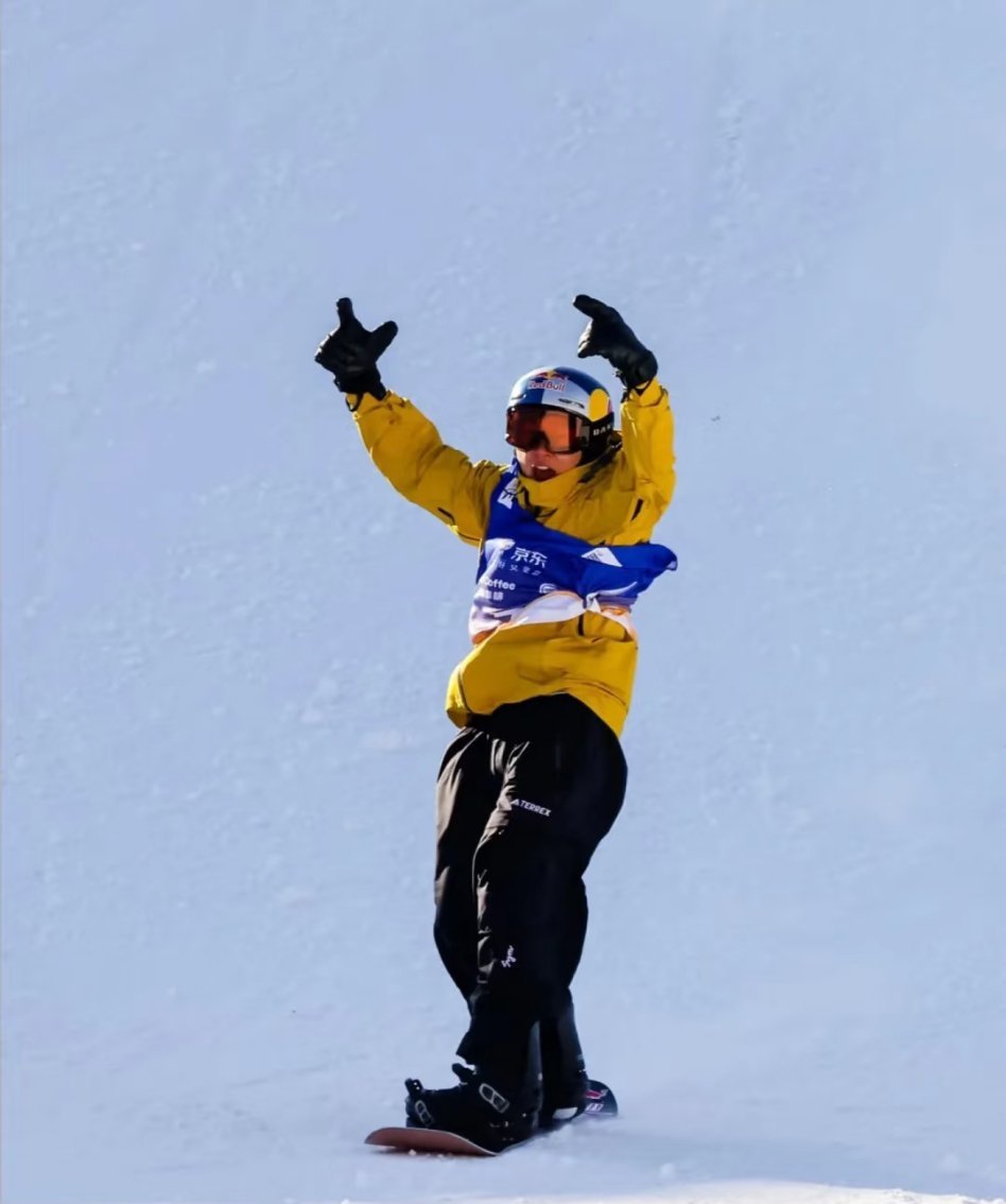 少年自有凌云志，不负风雪不负心。苏翊鸣在雪场上飞驰跳跃，用勇气与热爱书写青春传奇