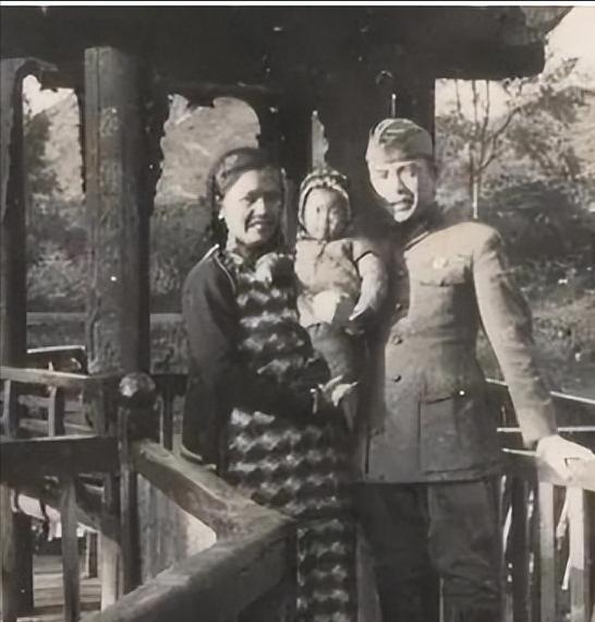 [微风]1938年，国民党高官陈尔晋与珠宝商之女完婚。结婚后不久，陈尔晋发现妻子
