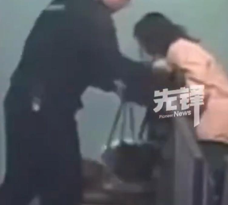 【8岁儿童突发疾病机场紧急救助】在陌生城市被陌生人温暖 近日，山东青岛。一名准备