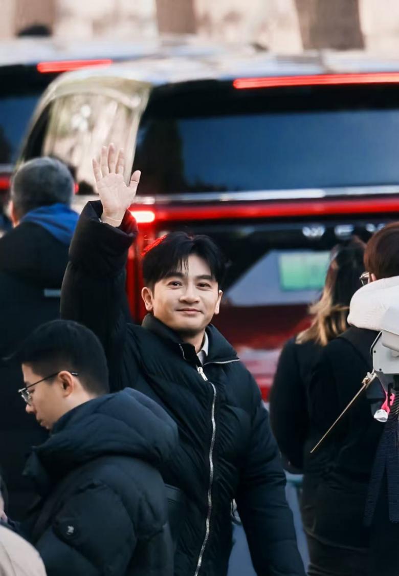 以前和朋友介绍我买的是"魏牌高山"，现在可以指着车上的"马上红"车贴说，我开的是