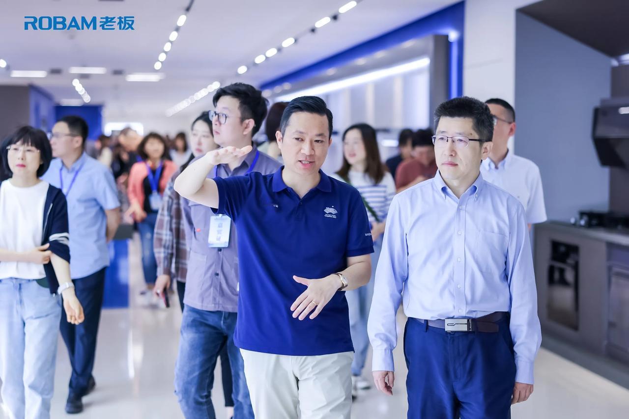 “高质量发展浙江党报大调研”走进老板电器烹饪艺术中心，百位全国党政媒体共同见证老