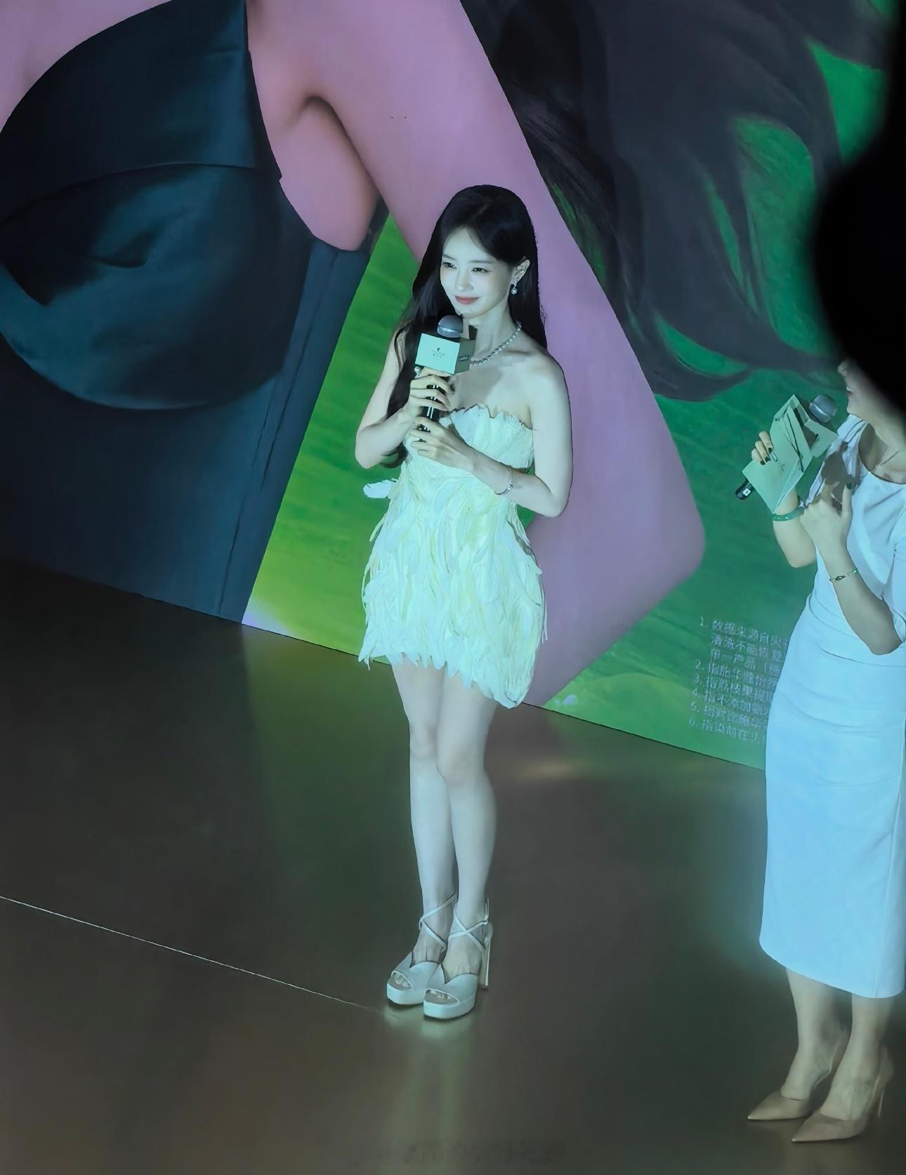 李一桐今天重庆线下品牌活动路透生图女神美貌在发光，身材太好了，九月也要多多见面李