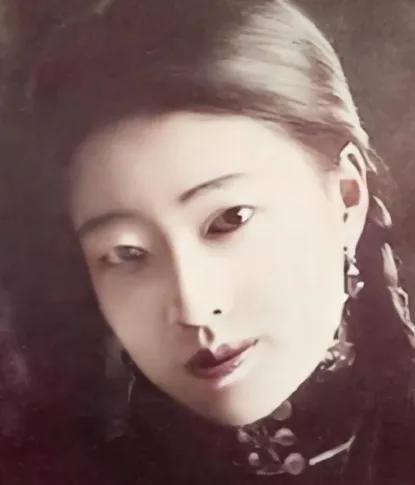 婉容最喜欢的事情之一就是洗澡，可伺候她洗澡这事，是太监孙耀庭最不想做的事情，每次