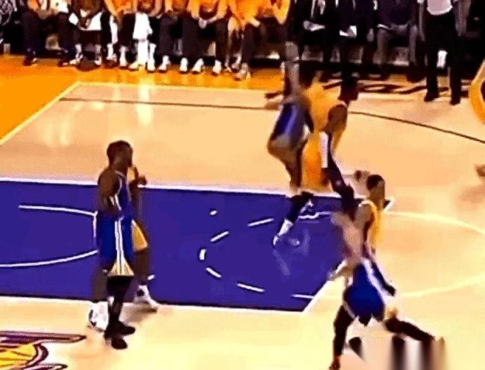 我勒个去！追梦格林那小子，平时不是天老大他老二，谁都敢捋虎须的吗？嘴炮加肢体冲突