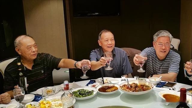 丢人丢到姥姥家了! 4个退休老教师去北京旅游，看了升旗仪式，领略了长城风采。晚上