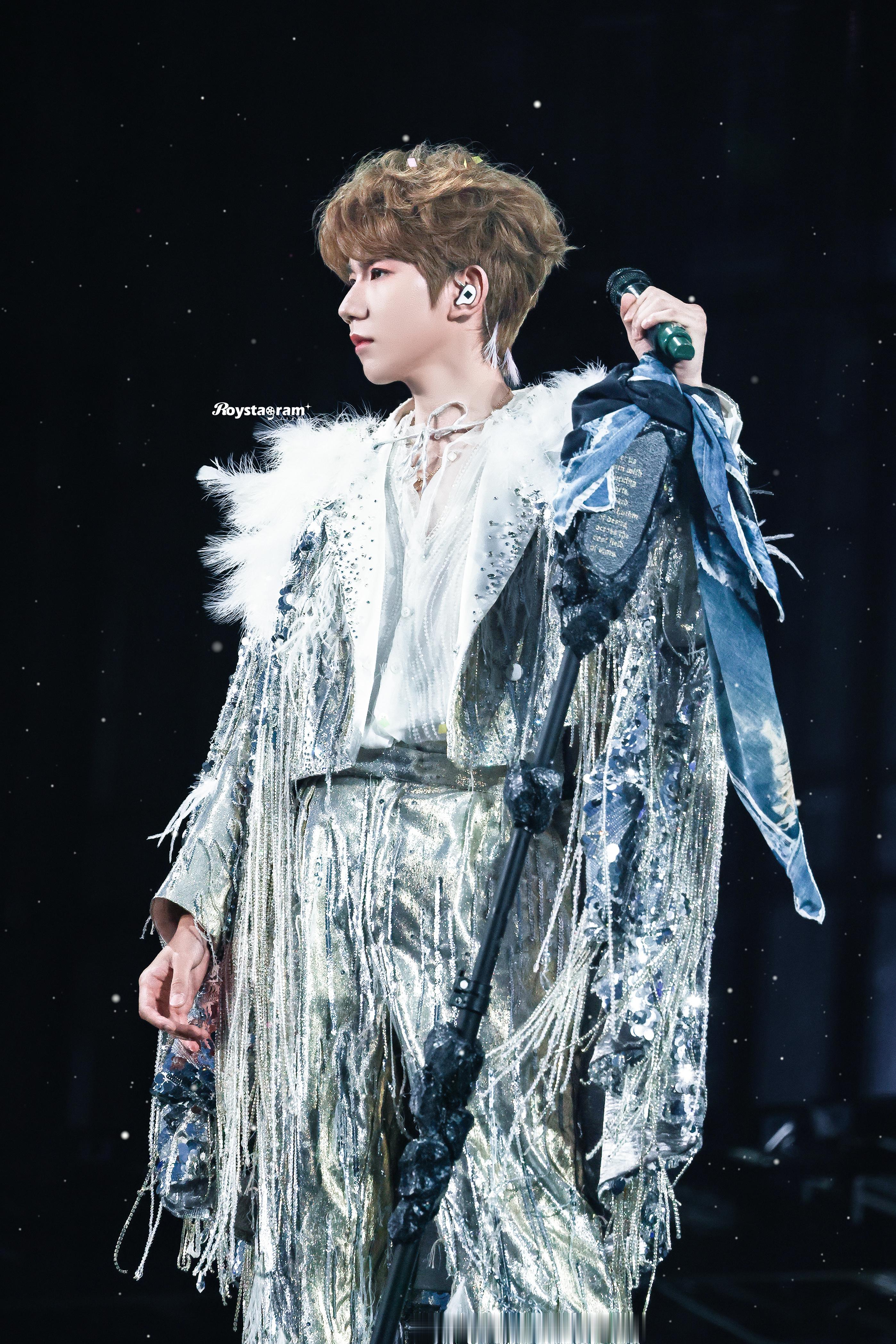 王源 王源宇宙超级无敌大大狂欢巡演  王源上海演唱会上座率 王源体育场上座率雨滴
