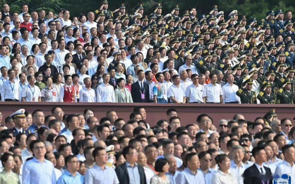 马龙也去看了阅兵今天看了热搜就在想，这种活动请了不少运动员，怎么没请龙队呢，结果