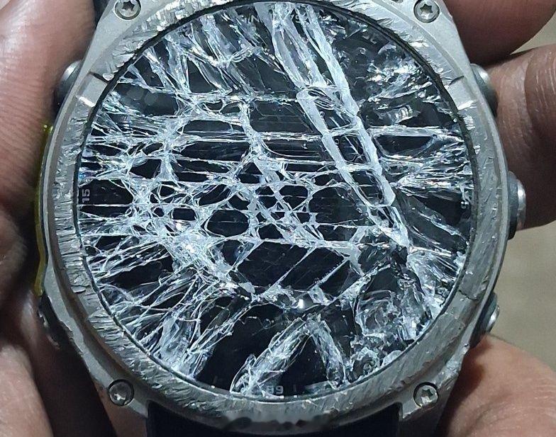 战损版跑鞋就见多了，战损版运动手表来一个：佳明 GARMIN Fenix 8 S