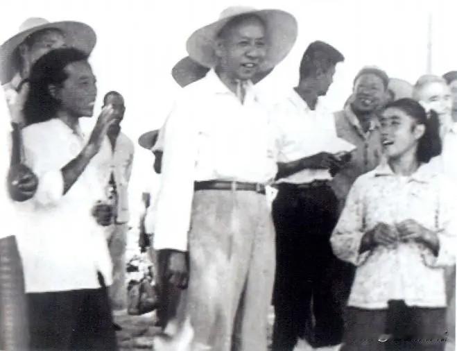 刘少奇同志视察成安棉乡
1958年9月14日，时任中共中央副主席、全国人大常委会