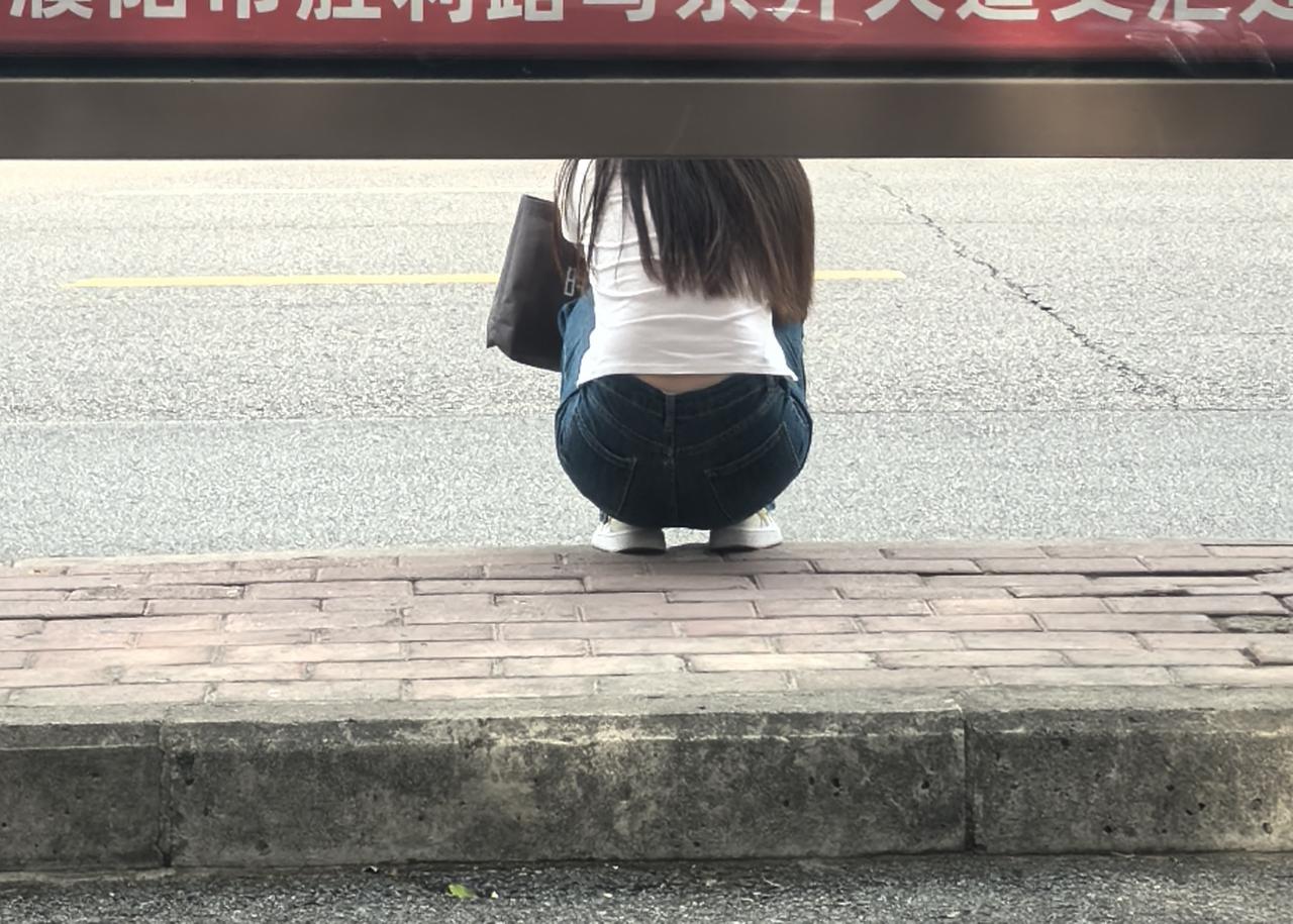 最美的城市风景，其实就在你左顾右盼的动作里才能发现。
不经意的一回头就是一道最美
