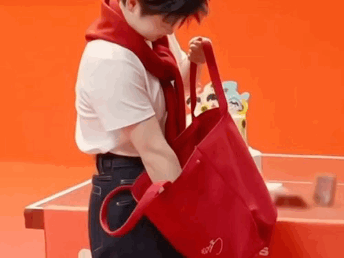 倍轻松全球品牌代言人孙颖莎 展示一下 ​​​