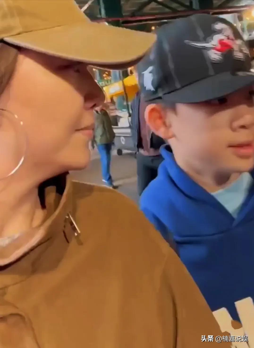 应采儿带着大儿子Jasper在英国伦敦考察学校，为即将到来的留学生活做准备。
母