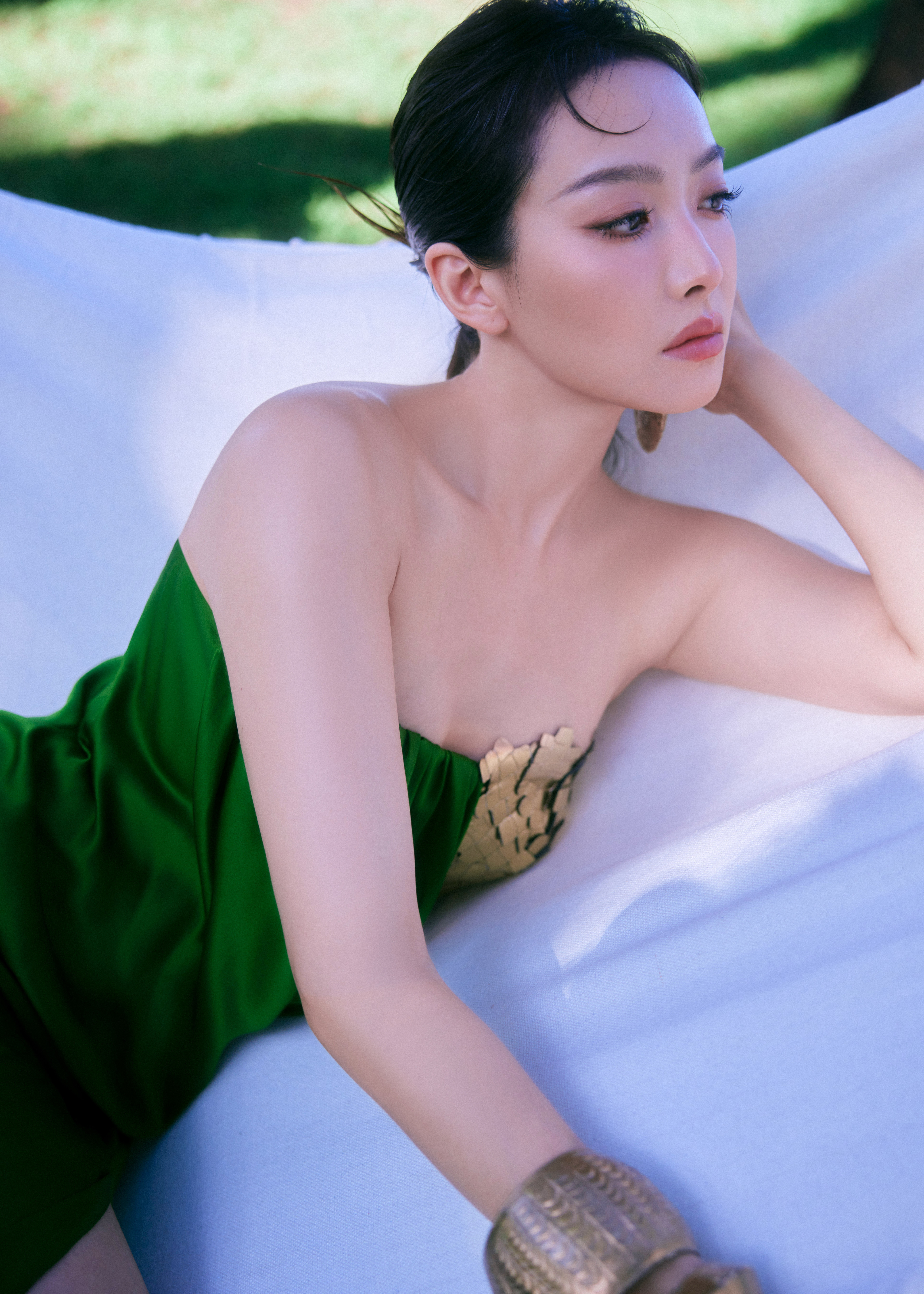 宋茜 绿裙缠腰，勾勒出的曲线，比林间风声还撩人。宋茜红毯踢裙摆这一下泰美辣 ​​