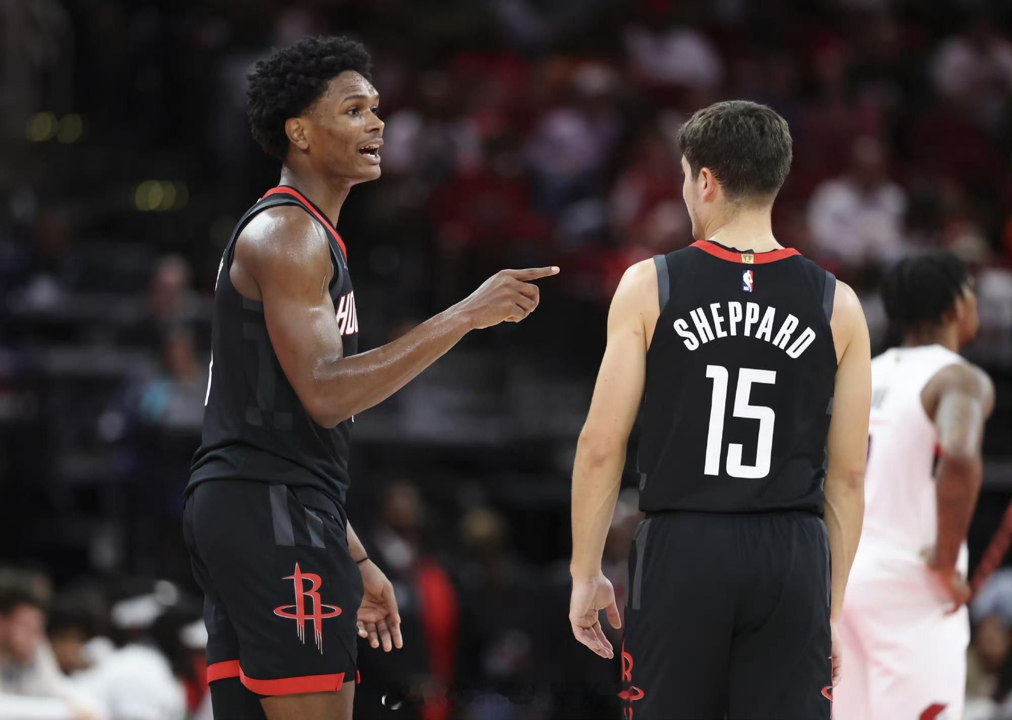 培养阿门和谢泼德的持球能力来与申京搭档，是锦上添花，而不是画蛇添足。在如今的NB