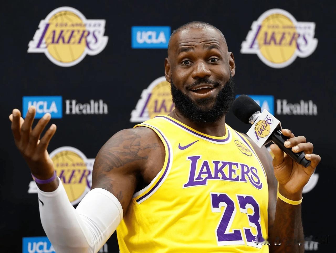 据ESPN记者Shams报道，湖人将勒布朗-詹姆斯从NBA发展联盟南湾队召回，将