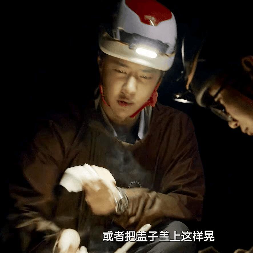 #王一博在沙漠做饼#🍀#王一博给自己做了顿难吃的饭#  王一博在《探索新境》唯