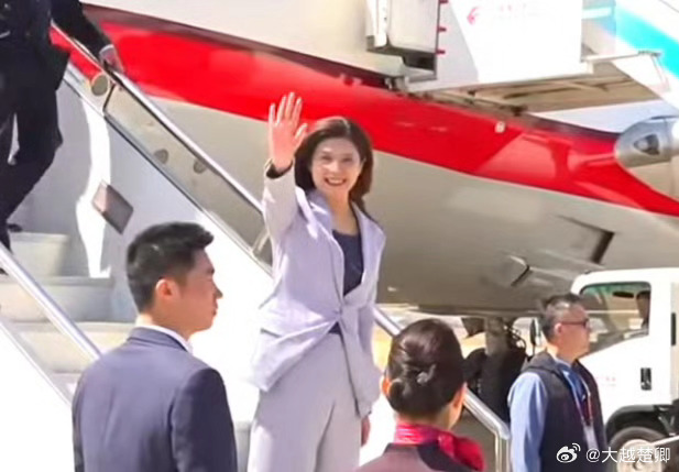 郑丽文率团抵达上海。 